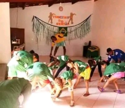 Foto de asquecimento na Escolinha de Futebol do Instituto Pedro S. Leopoldo, com crianças e adolescentes