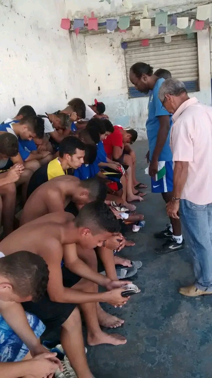 Foto da Comunidade Himalaia, no Complexo do Chapadão, em Anchieta, Rio de Janeiro. Crianças e adolescentes.