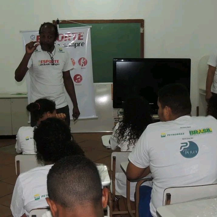 foto professor Pedro instruindo em sala de aula