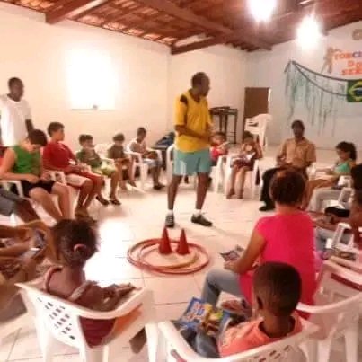 Foto da Escolinha de Futebol do Instituto Pedro S. Leopoldo, com crianças e adolescentes