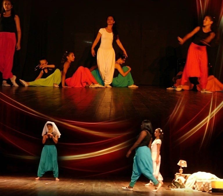 Cena do espetáculo musical Não Bata Eduque, Evite uma Fuga, apresentado pela Cia de Dança do Instituto Cultural Pedro S. Leopoldo no Teatro Armando Gonzaga